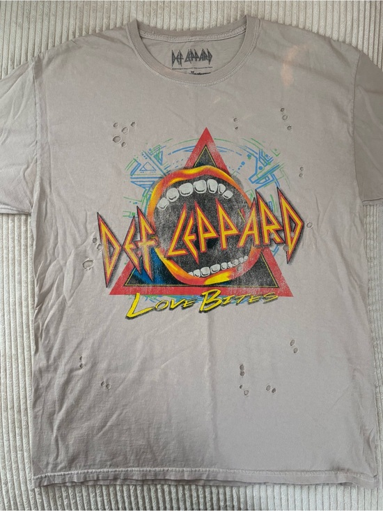 Def Leppard Tops - Def Leppard 'Love Bites' Graphic Band Tee - Light Taupe Size M/L